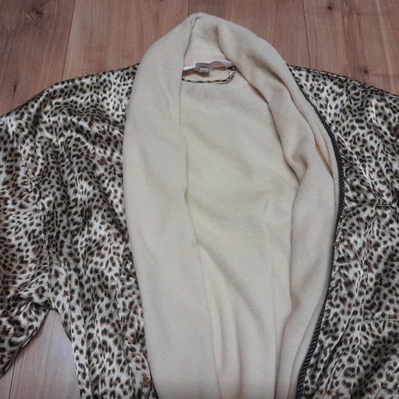 Victoria’s Secret Cheetah Animal Print Terry Cloth LinedBelted Robe Size XS - Picture 3 of 7